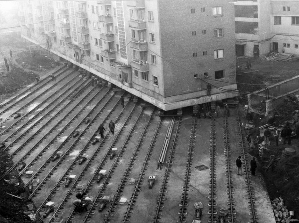 Moving a 7600 ton apartment building to create a boulevard in Alba Iulia, Romania, 1987